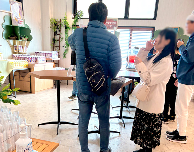 店内に試飲コーナーを設けており、施設を訪れる多くの方にドリンクの味わいをお楽しみいただいています