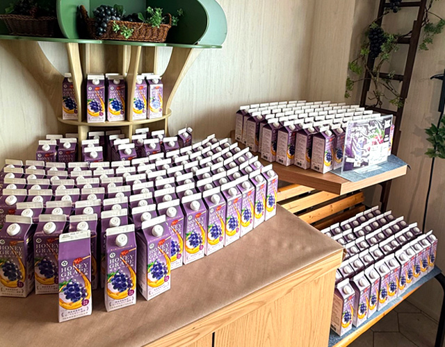 天然はちみつとフレッシュなブドウがベストマッチ。さわやかな甘さの希釈ドリンクです